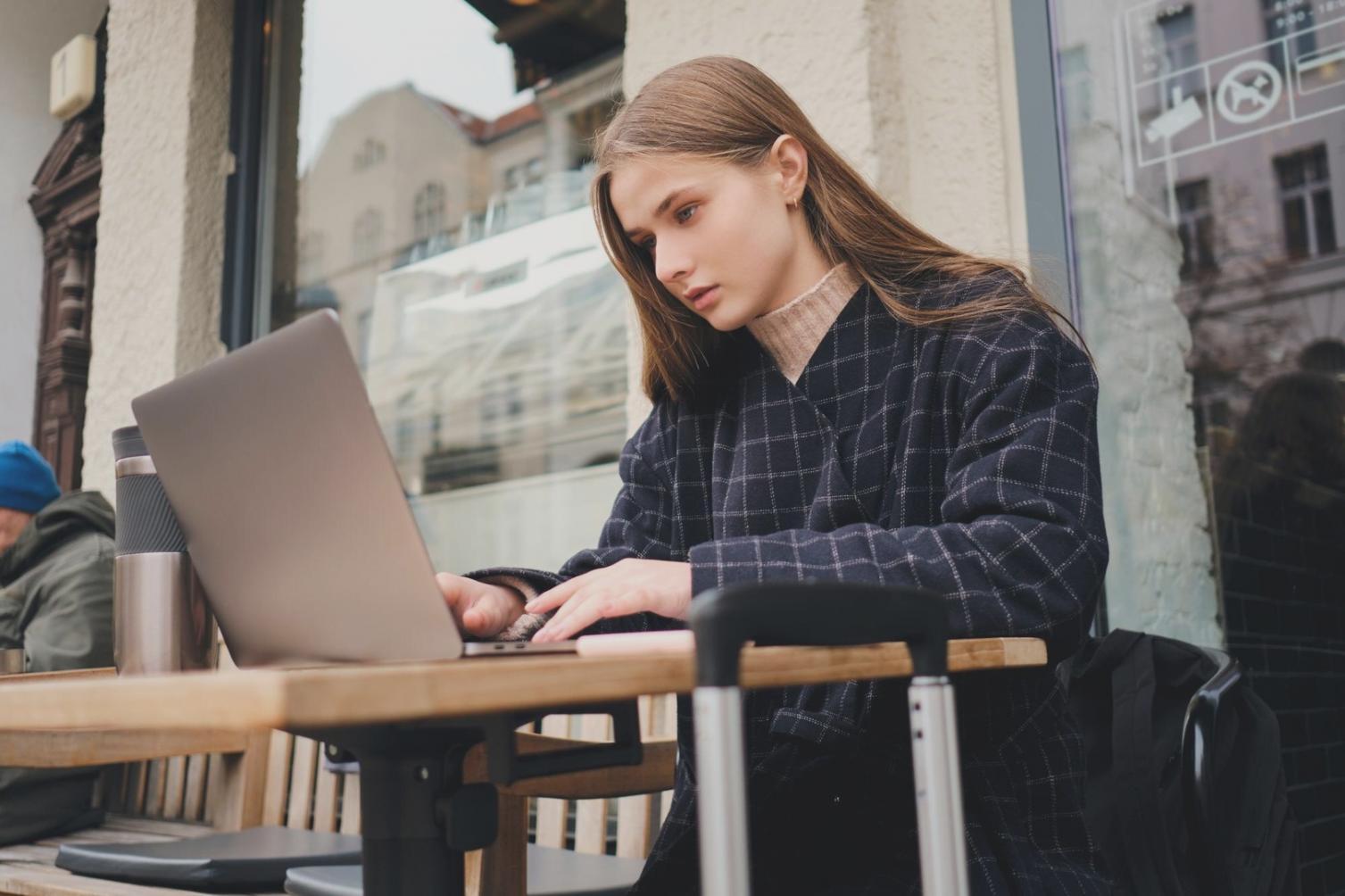 Espace de travail organisé avec graphiques financiers et notes